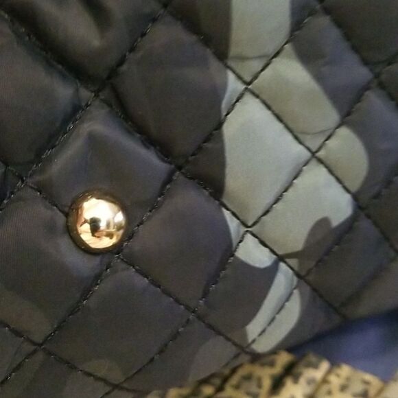 Darling GREEN Camouflage Bag! NWOT! Looks Blue In PHOTO , BUT, NOT BLUE! - Picture 3 of 4